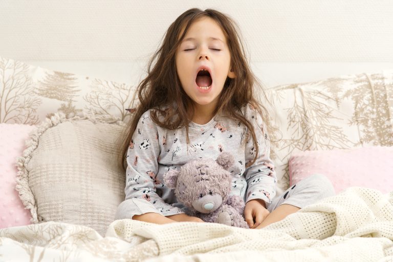 9 Trucos para despertar a un peque dormilón y evitar los berrinches mañaneros