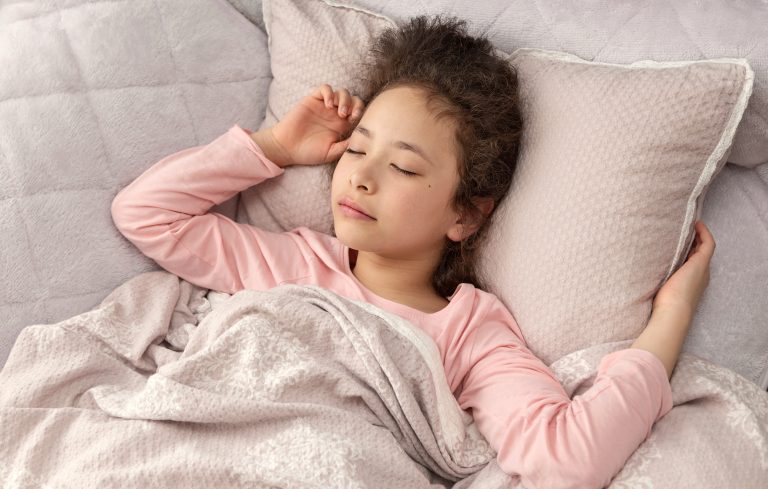 9 Trucos para despertar a un peque dormilón y evitar los berrinches mañaneros
