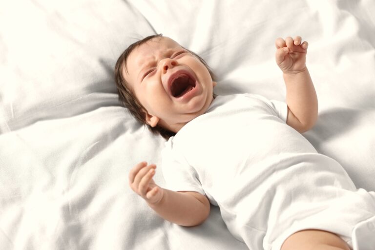 Lo que dice la ciencia sobre dejar a los bebés llorar